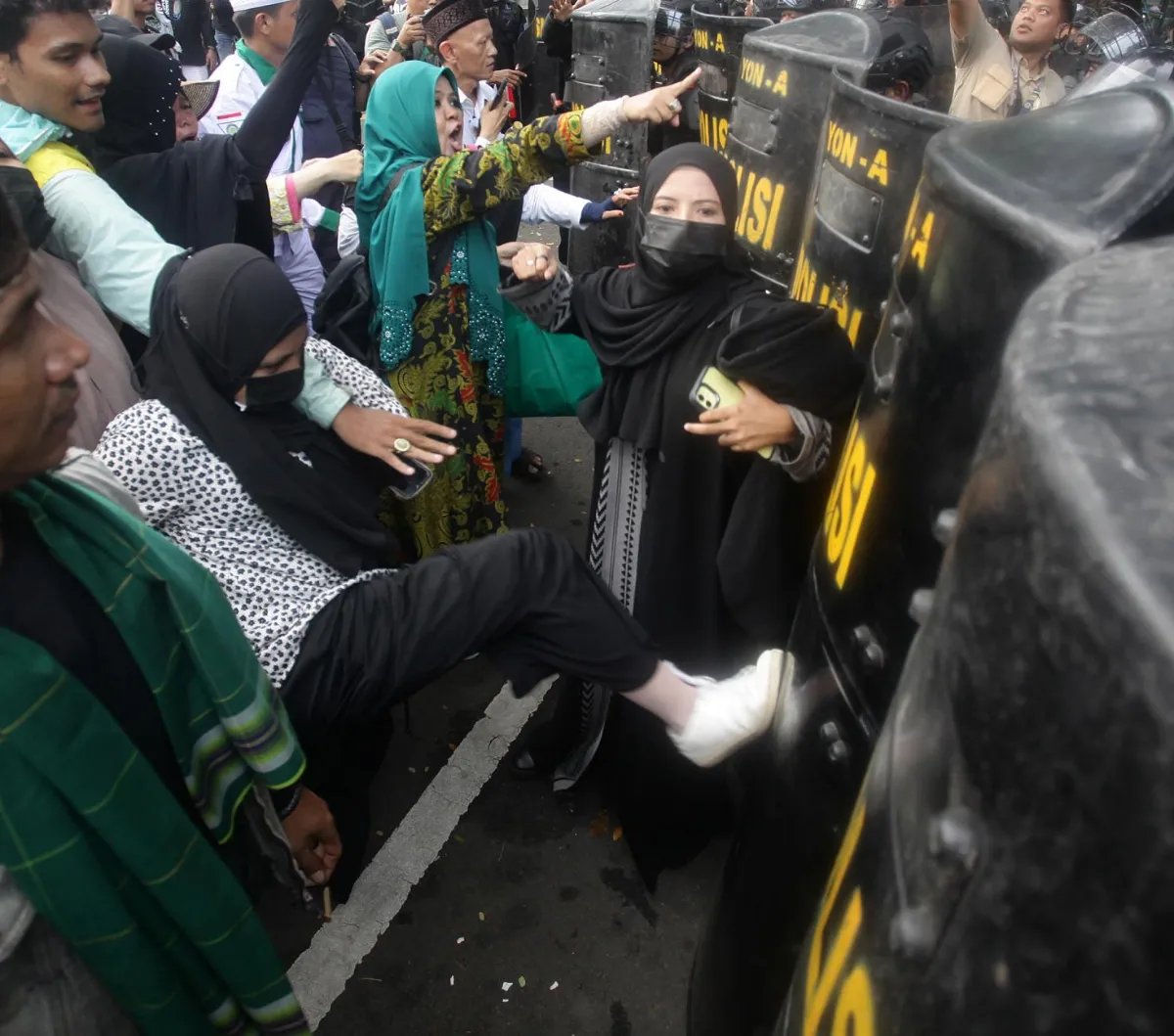 Massa dari Gerakan Nasional Anti (Geranati) LGBT ricuh dengan aparat kepolisian saat menggelar aksi unjuk rasa menolak konser Coldplay di Jalan Asia Afrika, Jakarta, Rabu (15/11/2023). <br>
