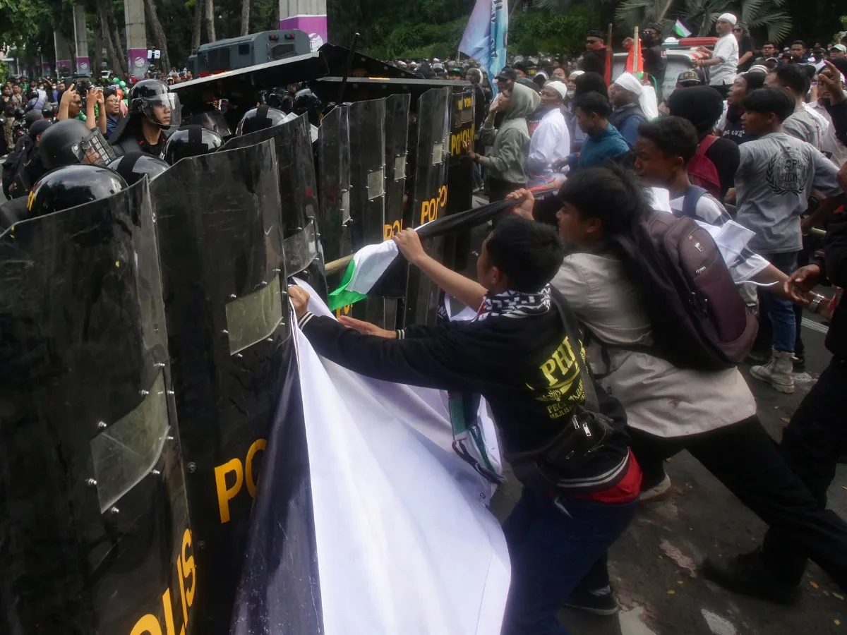 FOTO: Demo Tolak Konser Coldplay di Jakarta Berujung Ricuh, Massa Terlibat Dorong-Dorongan dengan Aparat Polisi