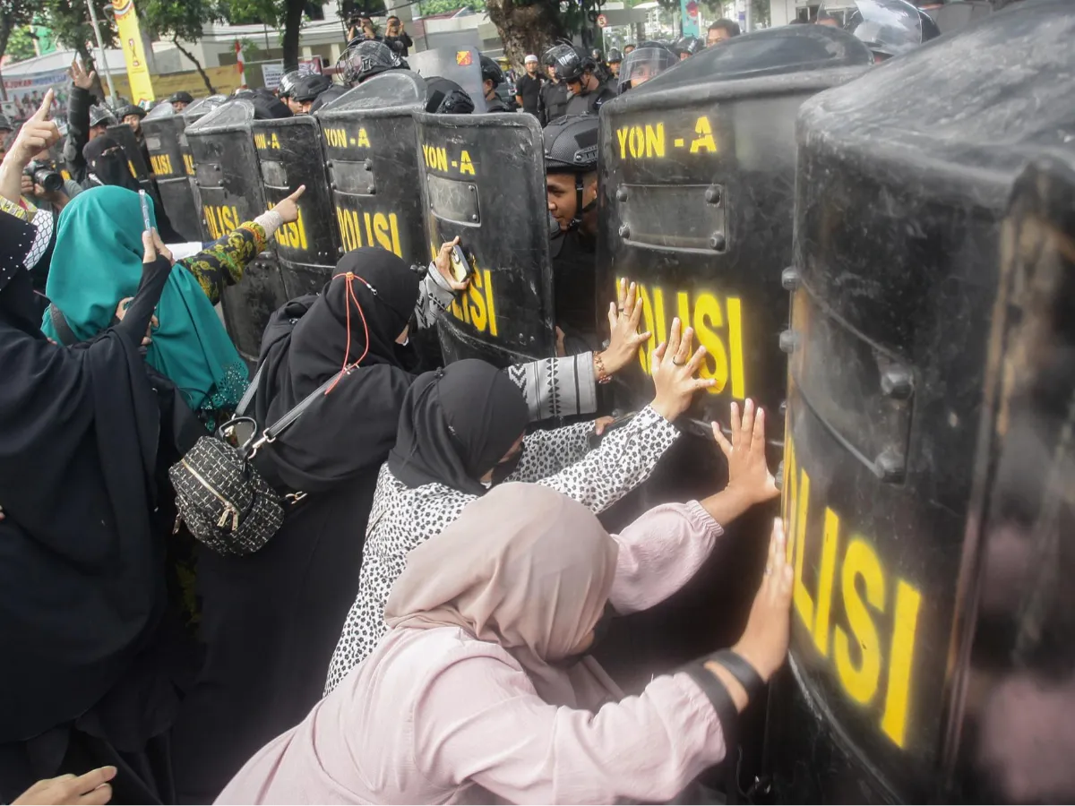 FOTO: Demo Tolak Konser Coldplay di Jakarta Berujung Ricuh, Massa Terlibat Dorong-Dorongan dengan Aparat Polisi