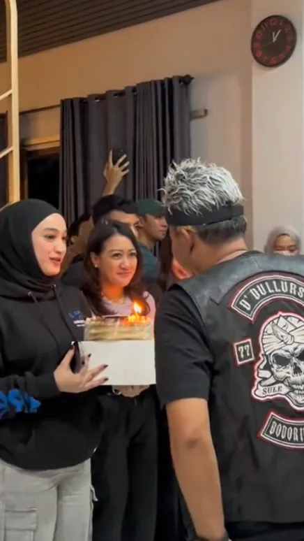 Selain membawa kue, Santyka membawa hadiah dan surat yang berada di dalam paper bag Louis Vuitton.
