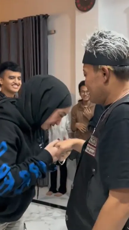 6 Potret Santyka Fauziah Beri Kejutan Ultah yang Bikin Sule Salting: Cium Tangan Hingga Kasih Pelukan