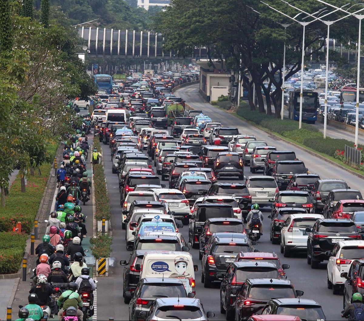 Suasana lalu lintas tampak padat di Jalan Jenderal Sudirman, Jakarta, Rabu (15/11/2023). Menjelang berlangsungnya konser band rock asal Inggris, Coldplay, lalu lintas di sekitar Gelora Bung Karno tampak padat.