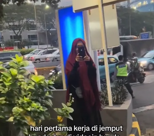 Momen Manis Ibu Jemput Anak Pulang Kerja Pertama Kali, Menyentuh Hati