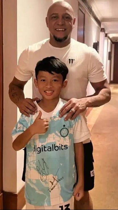 Miro Materazzi menunjukkan kagumnya pada Roberto Carlos, legenda sepak bola Brasil.