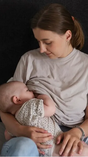 2. Tepat Setelah Persalinan:<br>Dalam beberapa hari pertama setelah melahirkan, kebocoran ASI umum terjadi. Breast pad membantu ibu menghadapi perubahan persediaan ASI setelah persalinan.