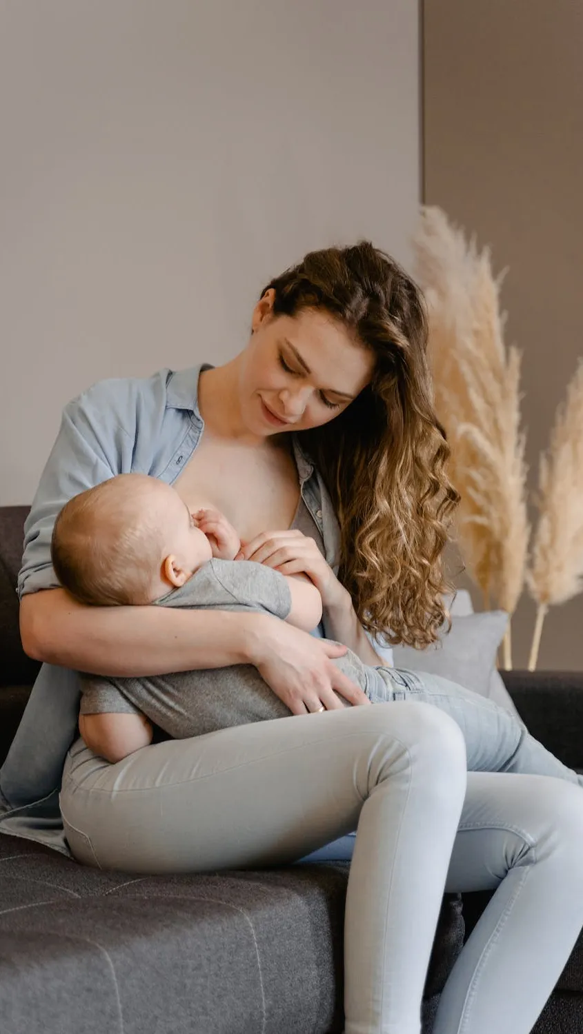 Breast pad merupakan alat penting bagi ibu menyusui untuk menjaga kebersihan, kenyamanan, dan kepercayaan diri. 