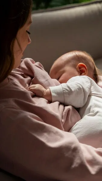 Penggunaan breast pad yang tepat akan membuat perjalanan menyusui menjadi lebih nyaman dan bebas dari kekhawatiran akan kebocoran ASI.