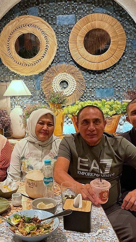Momen kebersamaan mereka ketika berkumpul bersama anak-anaknya.