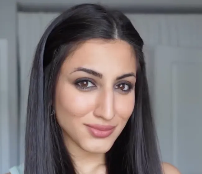 Cute Hairstyle Praktis untuk Rambut Bervolume, Cukup 3 Langkah
