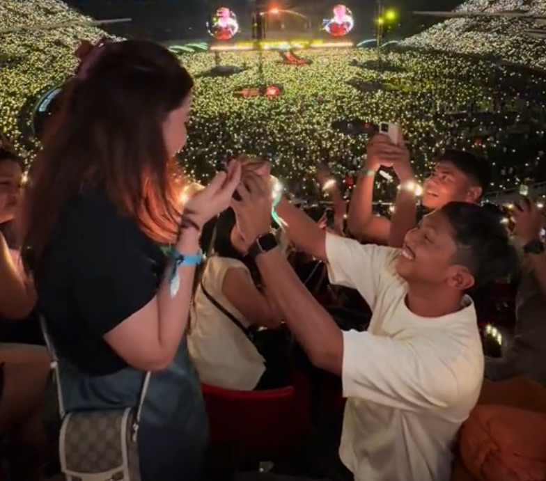 Jadi Momen Tak Terlupakan, Laki-Laki Ini Lamar Kekasih di Konser Coldplay Jakarta Usai 7 Tahun Pacaran