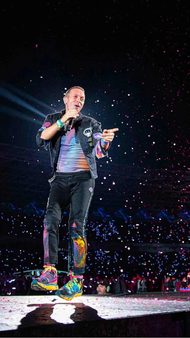 Penampilan sang vokalis, Chris Martin juga enerjik dan memukau.