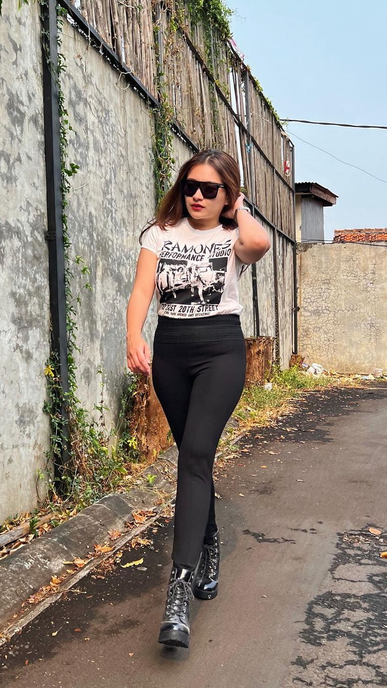 Nathalie kini kerap memakai baju crop dengan dipadukan celana jeans kece.