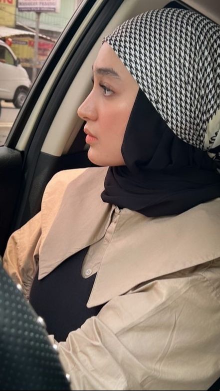 Sama-sama blasteran dengan Nathalie Holscher, Santyka Fauziah merupakan wanita blasteran Arab. Wanita ini tampil cantik berhijab.