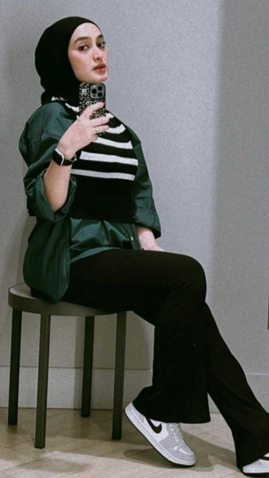 Gaya outfitnya pun sellau stylish dan kekinian banget bak ABG.