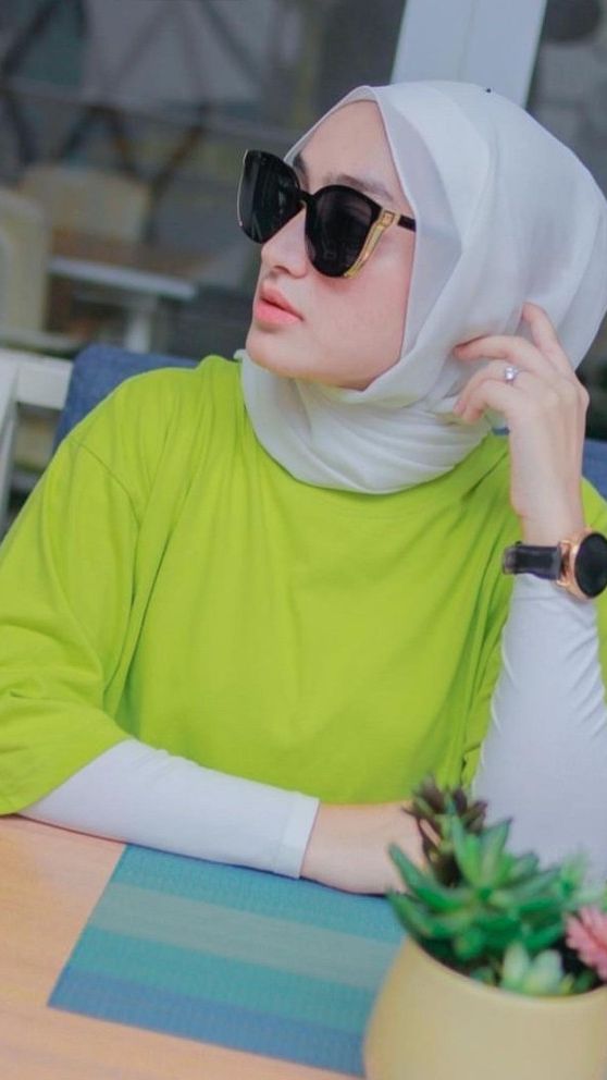 Dengan kaca mata hitamnya, Santyka nampak terlihat cantik dan anggun.