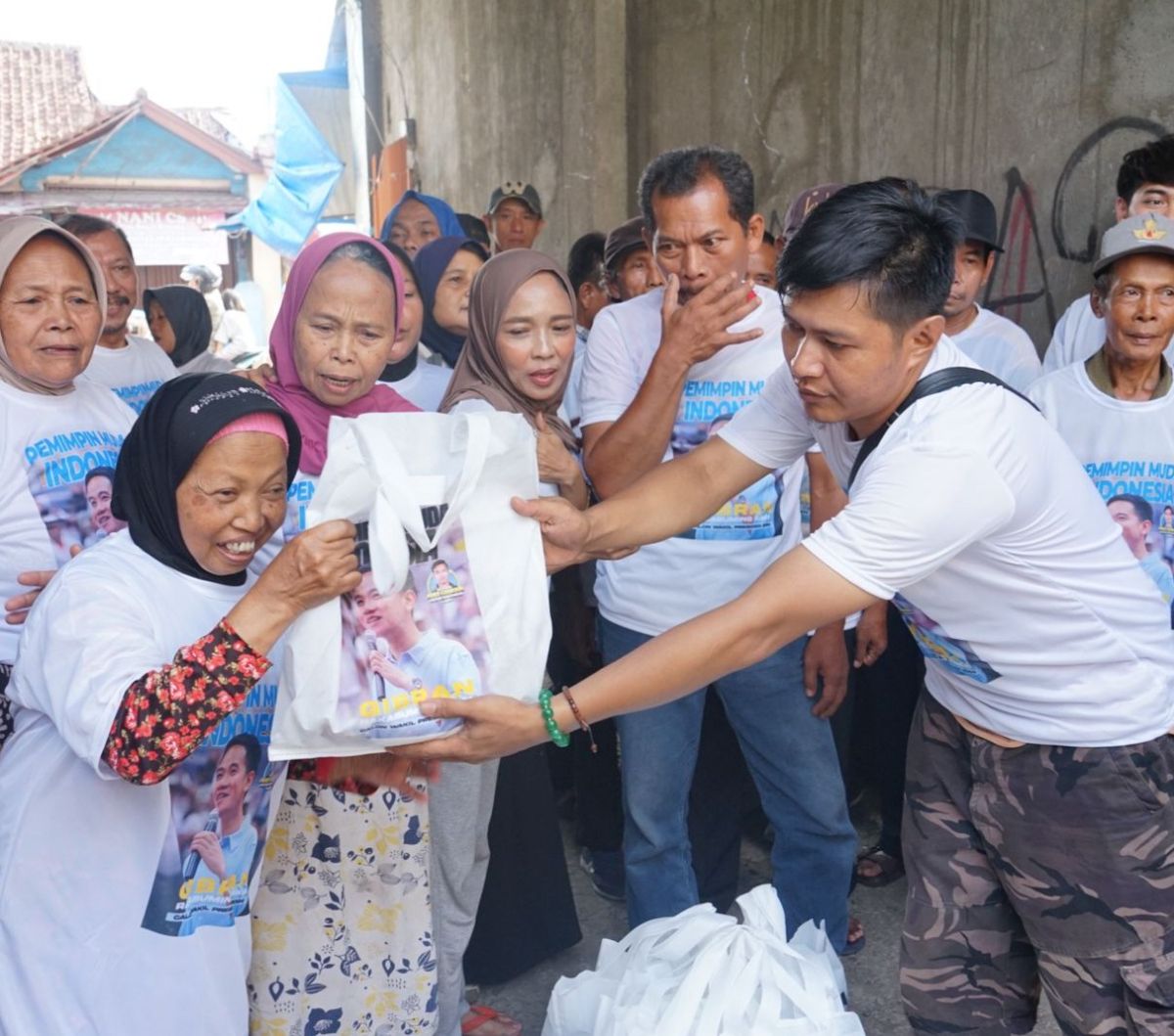 Aksi Relawan Gibran Keliling Sukabumi