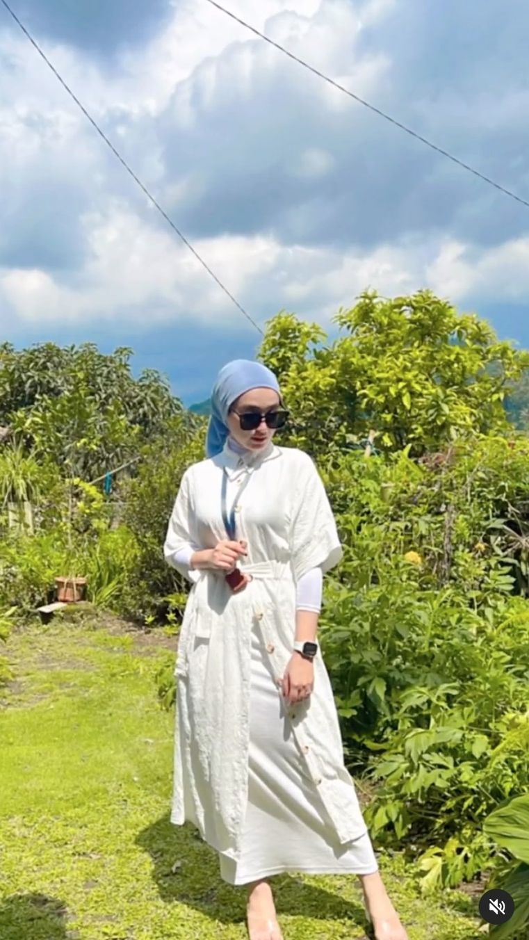 Nah, itulah perbedaan gaya Nathalie Holscher dan Santyka fauziah yang kerap dibanding-bandingkan warganet.
