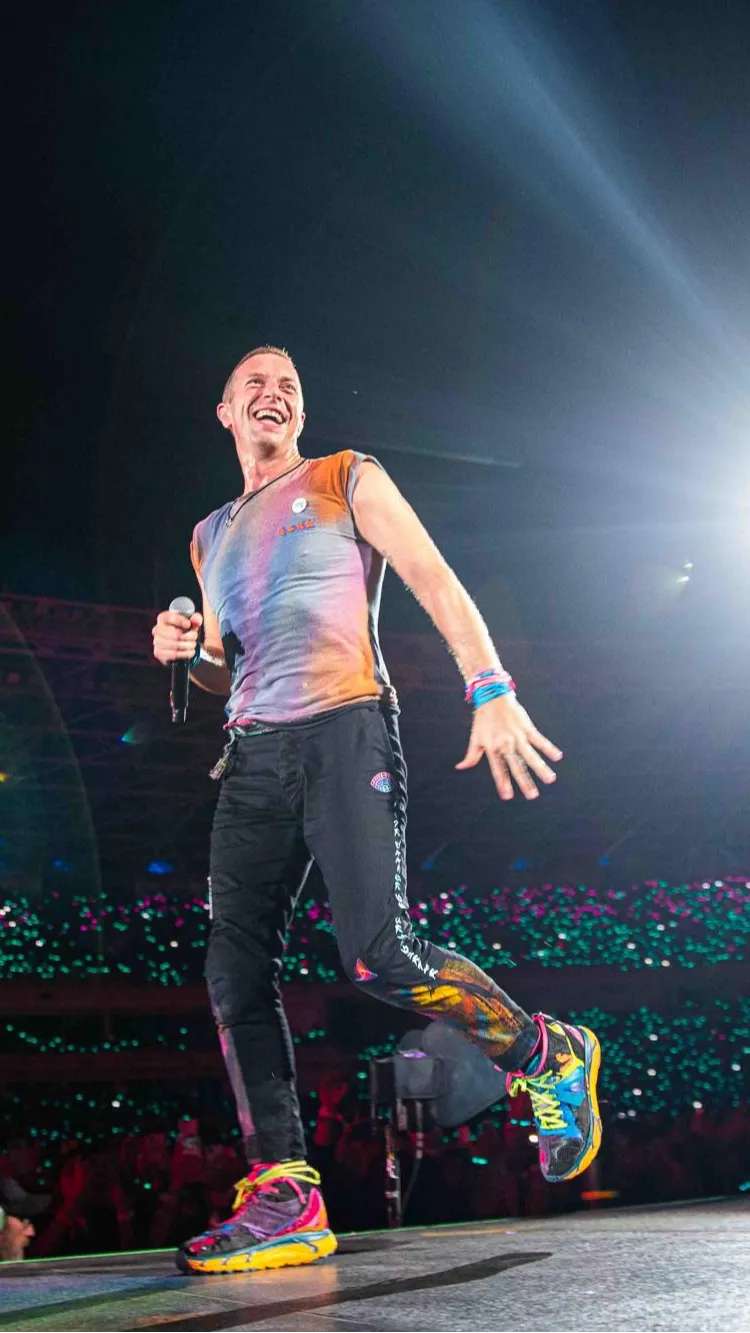 Wajah bahagia Chris Martin saat menghibur penggemar di Stadion Utama Gelora Bung Karno