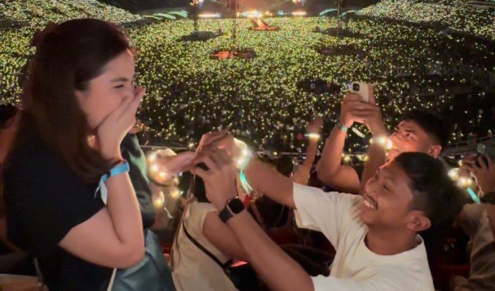 Momen manis di tengah konser Coldplay