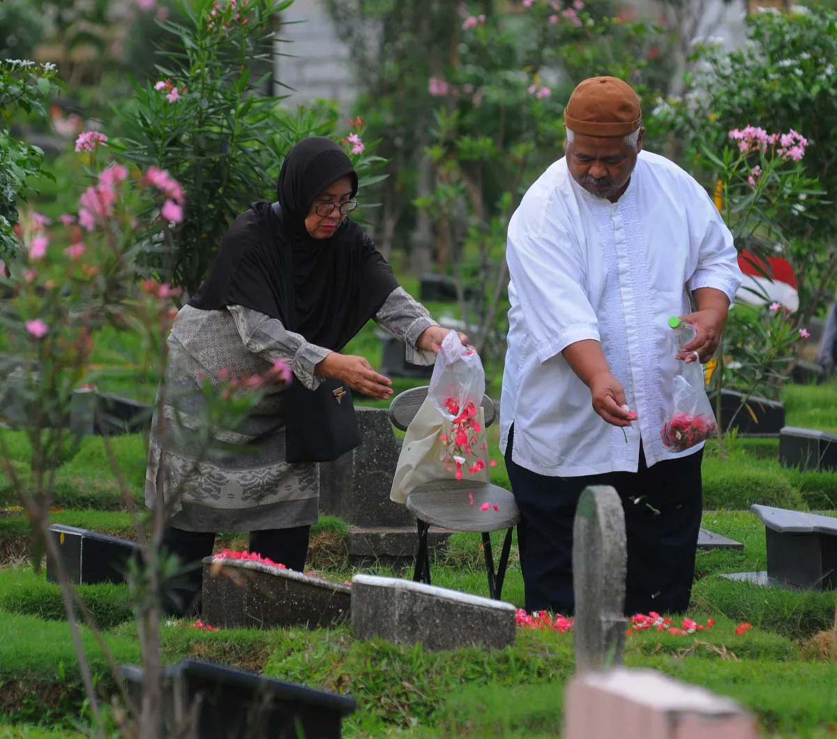 Urutan & Tata Cara Doa Ziarah ke Makam Orang Tua, Lengkap Disertai Artinya
