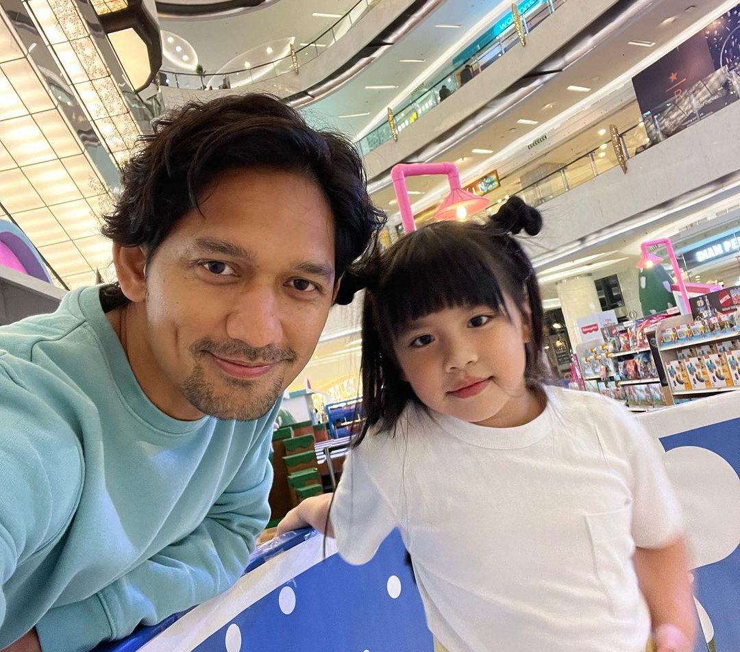 Bikin Hati Hangat,  Potret Ibnu Jamil dan Yaya, Putri Sambungnya