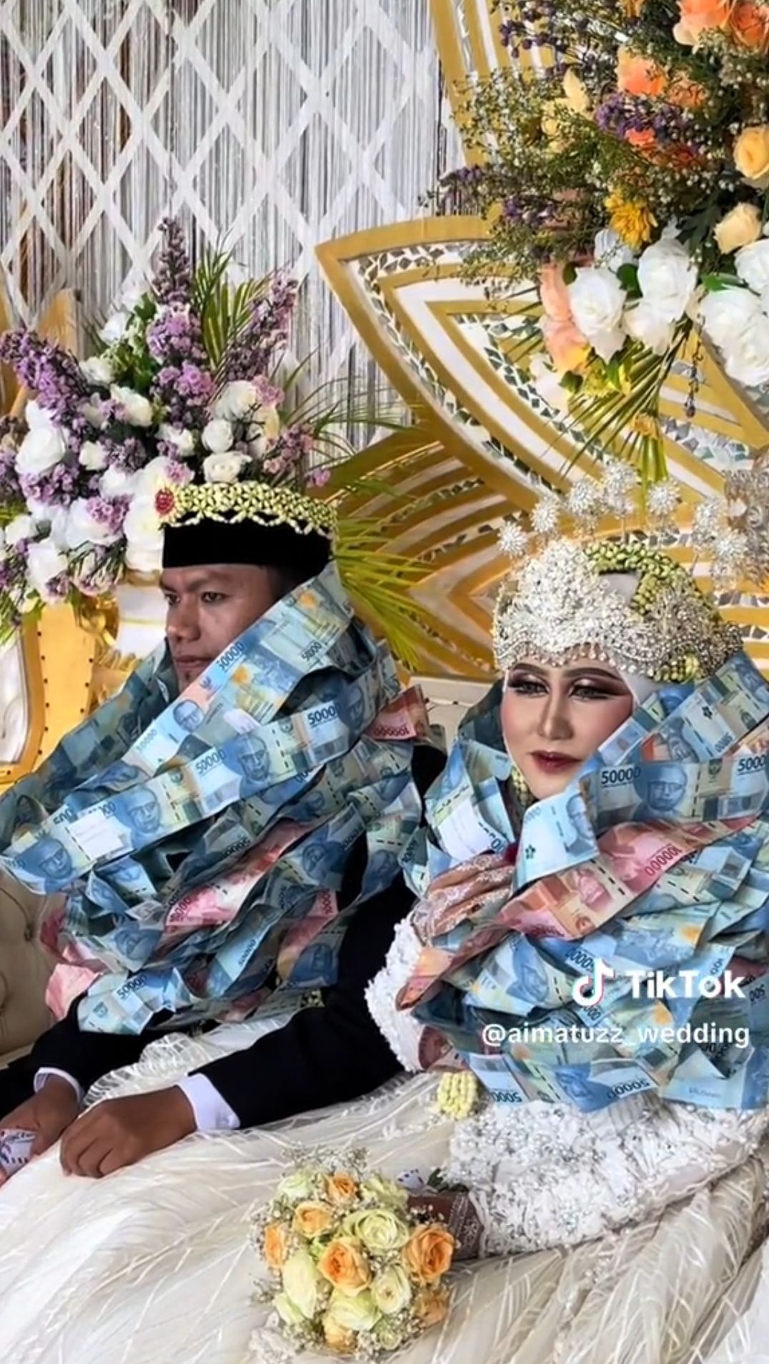 Viral Pengantin Madura Dikalungi Uang, Saking Banyaknya Sampai Jadi Selimut