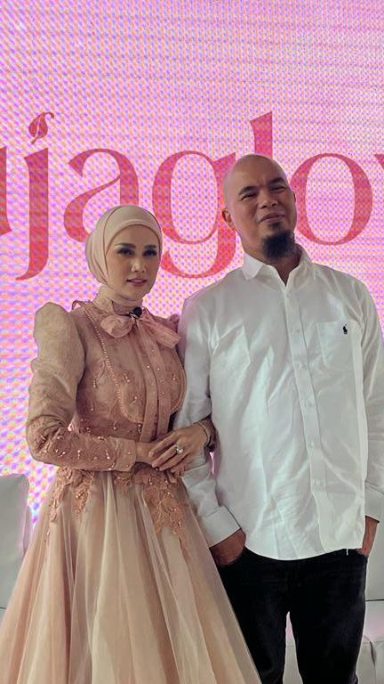 Mulan Jameela 'Sentil' Ahmad Dhani yang Asyik Main Handphone di Tengah Acara