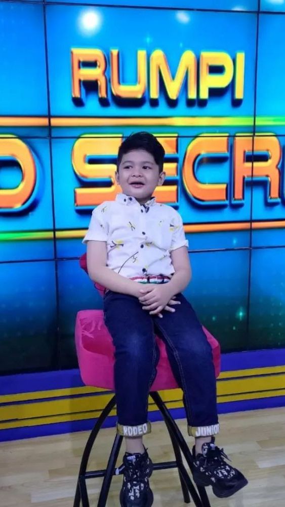 Inilahmomen pertama kali Bumi menjadi bintang tamu di TV