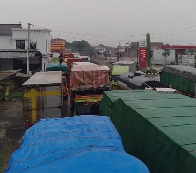 Viral Video Jalan Pantura Pati-Rembang Macet hingga 20 Jam, Aksi Polisi Bagi-bagi Makanan Ini Curi Perhatian