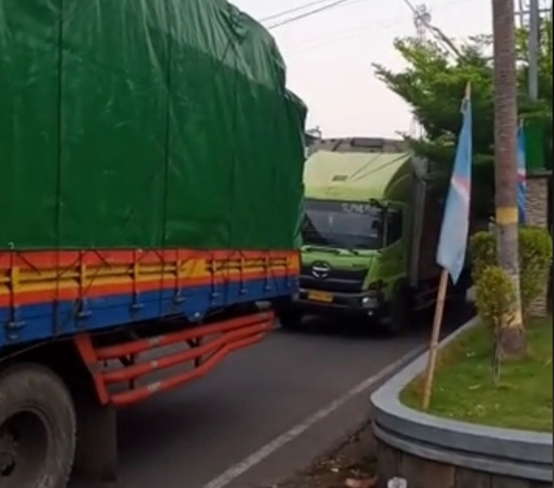 Viral Video Jalan Pantura Pati-Rembang Macet hingga 20 Jam, Aksi Polisi Bagi-bagi Makanan Ini Curi Perhatian