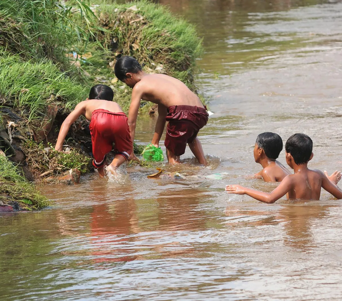 FOTO: Wajah Asli Ciliwung Setelah Sebelumnya Nyaris Kerontang Akibat Kemarau, Kini Kembali Jadi Tempat Berenang Anak-Anak