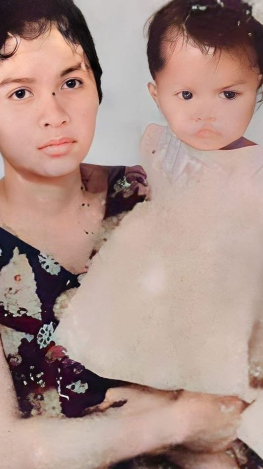 Anak dalam Gendongan Ibunya Ini Sekarang Jadi Penyanyi Senior Tenar, Awet Muda di Usia 60 tahun, Coba Tebak?