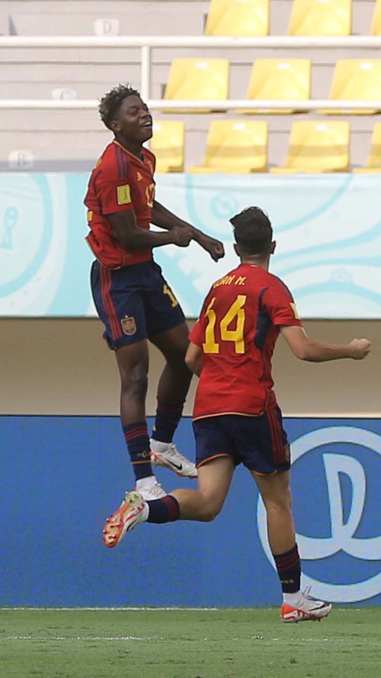 Pertandingan ini berlangsung seru. Timnas Spanyol U-17 langsung menekan pertahanan Uzbekistan U-17.