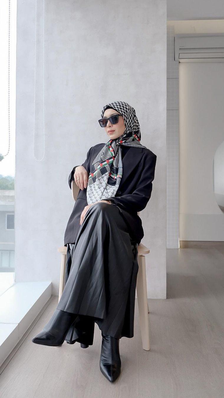 Outfit Richa Iskak Bernuansa Palestina dengan Hijab Keffiyeh