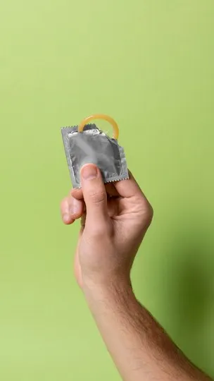 Selain itu, penelitian juga menunjukkan bahwa penggunaan kondom dapat membantu mengurangi risiko penularan penyakit menular seksual seperti HIV, gonore, dan lainnya.