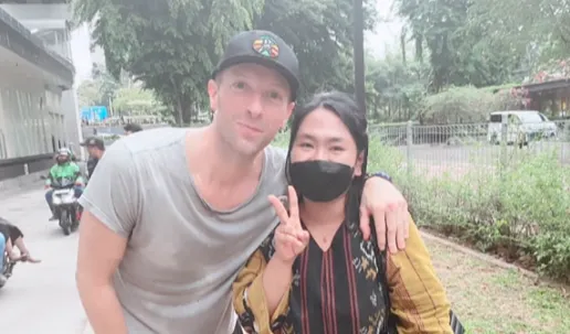 Foto Dirangkul Chris Martin