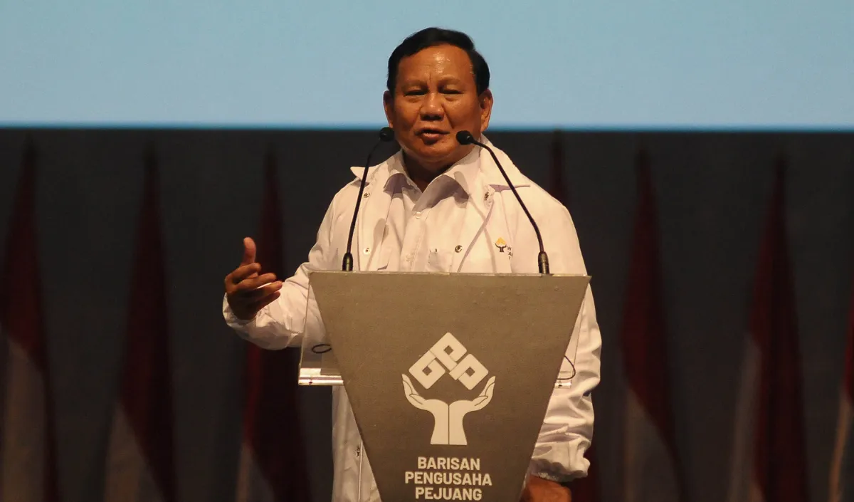 Menurut Reza, tangannya tidak mempersilakan, kepalanya tidak menoleh, dan juga tidak mengurangi kecepatannya berjalan. Prabowo, lanjutnya, seolah berjalan sendirian.<br>