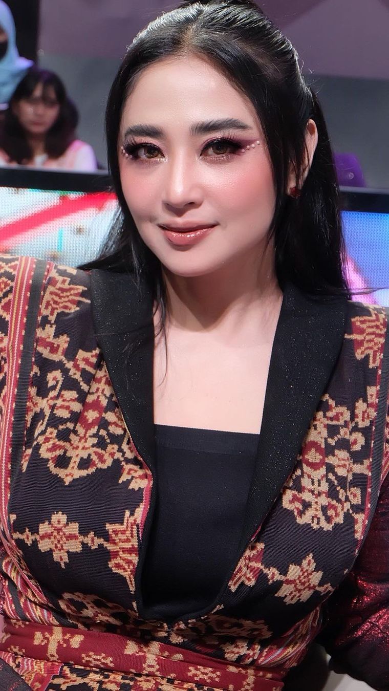 Dewi Persik juga pernah ditahan selama 3 bulan oleh Kejari Jakarta Timur terkait penganiayaan terhadap lawan main dalam film Arwah Goyang Karawang, yakni mendiang Julia Perez.