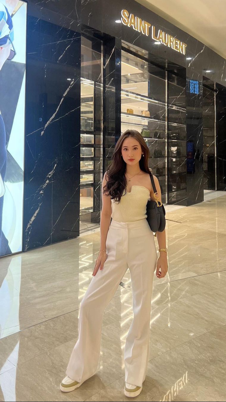 Ootd Laura Moane pun tak pernah gagal. Gaul dan elegan abis!