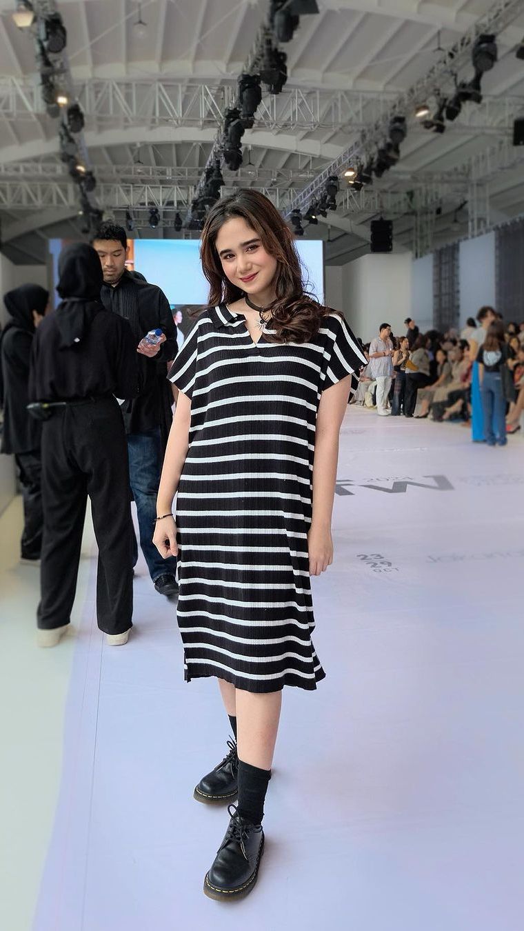 Berbeda dari Laura yang tampil glamor, penampilan Tissa jauh lebih sederhana.