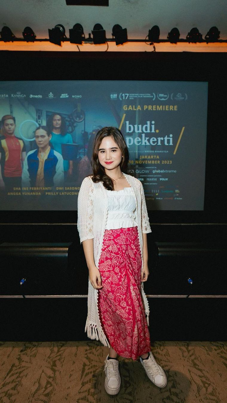 Kendati begitu, gayanya selalu cantik dan stylish meskipun sederhana.