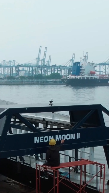 <b>Diberi Nama Neon Moon II, Ini Potret Kapal Pembersih Sampah dari Coldplay untuk Sungai Cisadane</b><br>