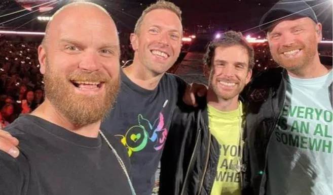 Coldplay juga ikut bergerak dalam mengurangi sampah dan mengajak penonton konsernya untuk mendaur ulang. <br>