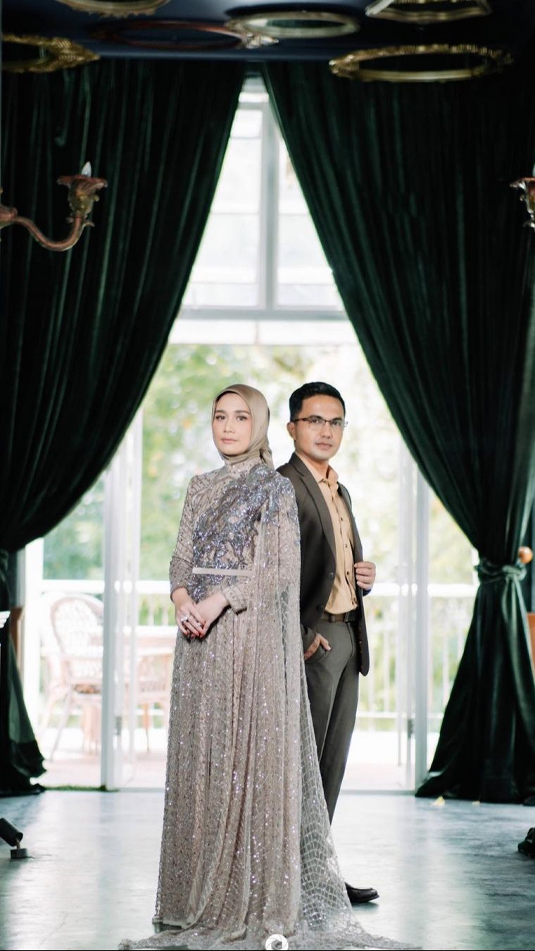 10 Potret Kemesraan Sahrul Gunawan dan Istri, Romantis Serasa Pasangan Muda