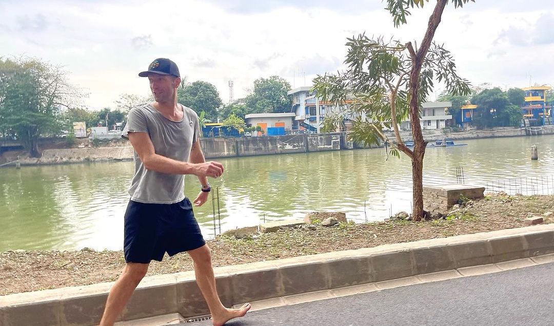 Chris Martin Sujud di Bandara