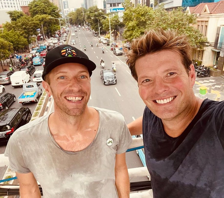 Tinggalkan Indonesia, Chris Martin Lepas Topi dan Cium Tanah di Bandara Halim
