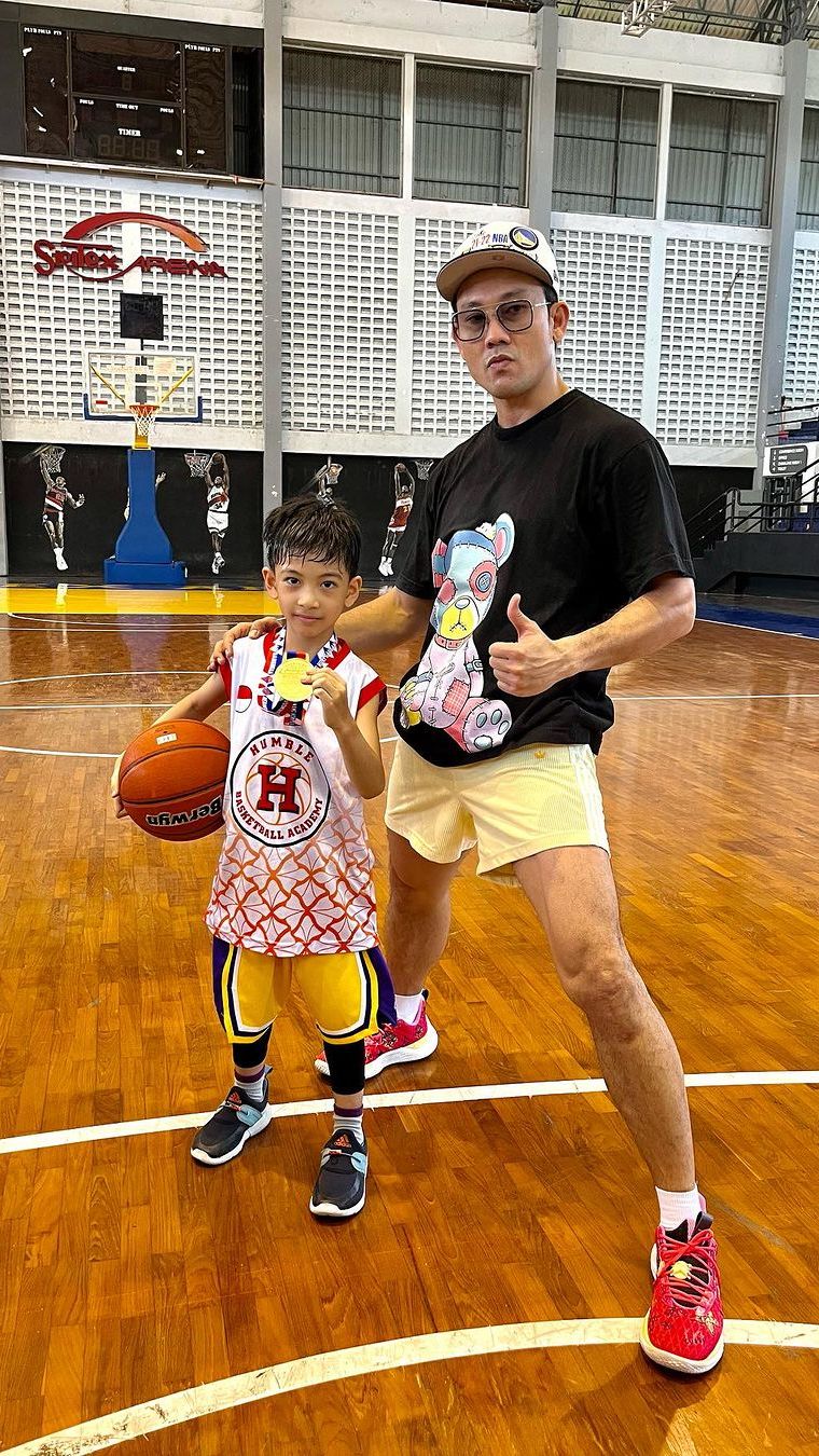 Aksi Jan Ethes Saat Tanding Basket, Kalah Tapi Tetap Semangat