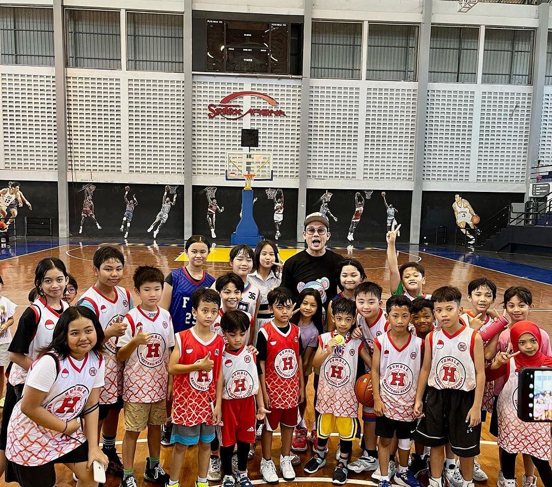 Aksi Jan Ethes Saat Tanding Basket, Kalah Tapi Tetap Semangat