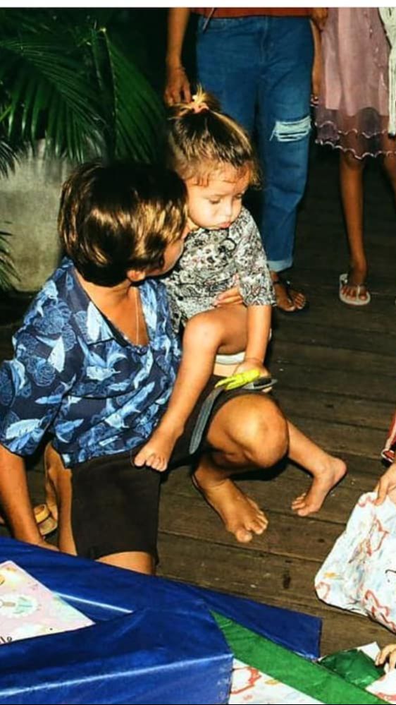 Selain menyandang suami dan ayah dua anak, Gaston kini juga membuka bisnis assesories di Bali. Ia memiliki usaha kerajinan kalung dan asesoris untuk kacamata di Bali.