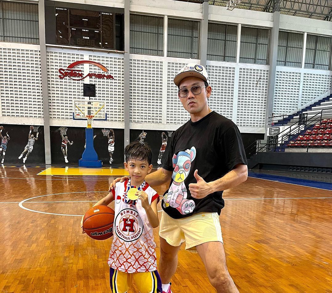 Aksi Jan Ethes Saat Tanding Basket, Kalah Tapi Tetap Semangat